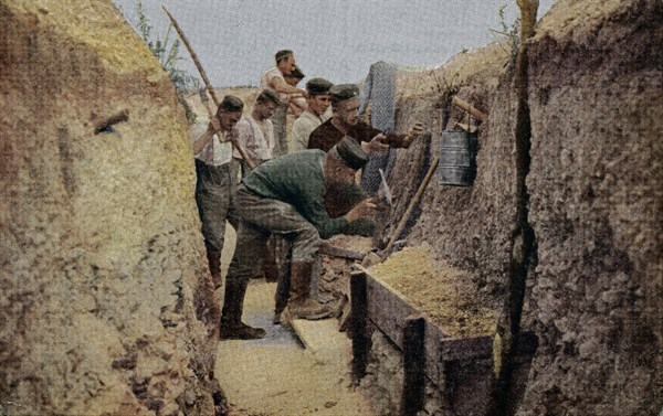 Soldats allemands construisant une tranchée sur le front de l'Ouest.