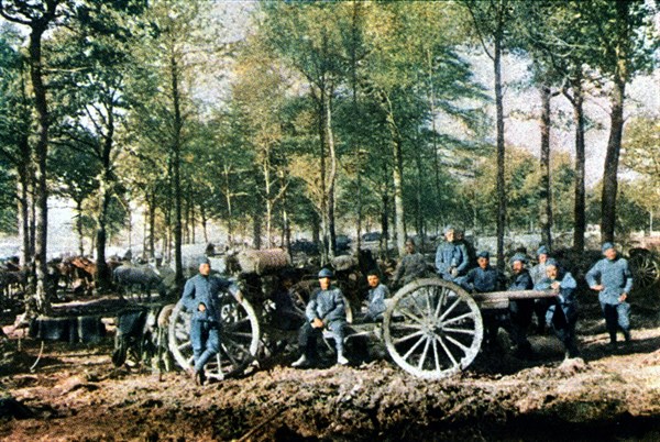 Première Guerre Mondiale. Septembre 1916.
Soldats français avec un canon de 75, lors de la