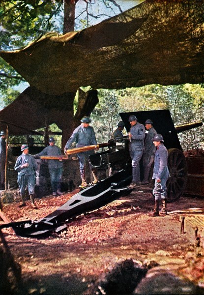 Première Guerre Mondiale. Septembre 1916.
Batterie de canons français camouflés, lors de la