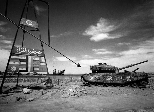 Guerre du Kippour, char détruit près de la ville de Suez