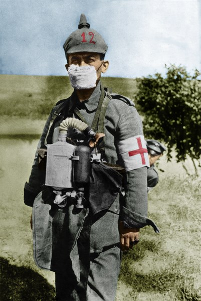 Ypern Ypres Beginn des Gaskriegs bei den Kaempfen um Ypern: Deutscher Sanitaeter mit Gesichtsmaske und Sauerstoffapparat zur Hilfeleistung fuer Betaeubte Digitale Kolorierung. Original: Bildnummer 000...