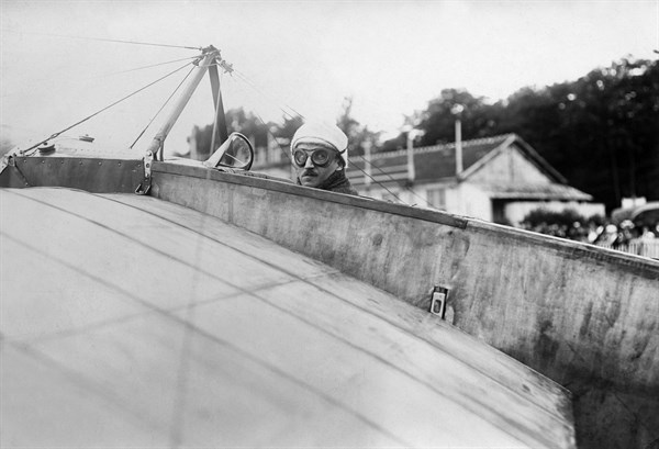 Frankreich - Ile de France - Issy-les-Moulineaux Der französische Pilot Oudemars vor seinem Wettflug gegen den Piloten Roland Garros 
- Aufnahme: M. Rol
- 09.06.1913


Originalaufnahme im Archiv ...