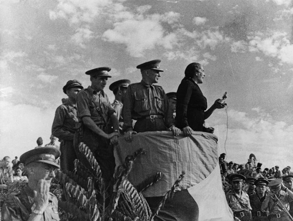 Dolores Ibarruri lors d'un discours, 1937