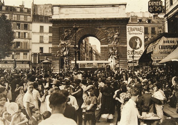 Paris (France). Dancing in the street at the Porte Saint-Martin on the occasion of the French