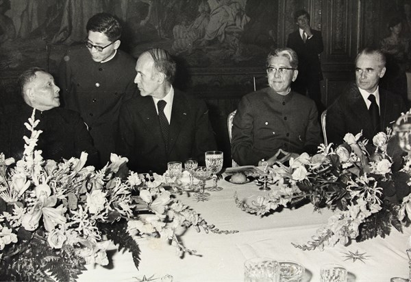 The Chinese leader Deng Xiaoping (left) to host in Paris. With President Valéry Giscard d'Estaing (center) and Foreign Minister Qiao Guanhua and Jacques Chaban-Delmas (Mayor of Bordeaux). Dinner at th...