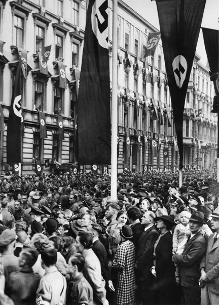 Foule attendant le retour d'Adolf Hitler à Berlin après la signature des accords de Munich, 1938