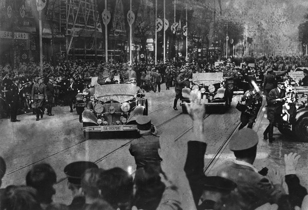 Adolf Hitler acclamé à Berlin après la signature des accords de Munich