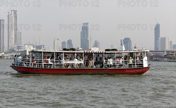 Passenger ferry crosses the river Mae Nam Chao Phraya