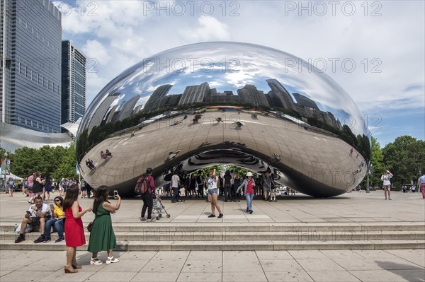Mirroring sculpture Cloud Gate