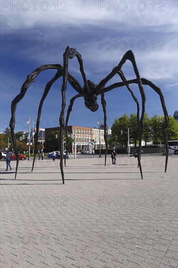 Giant spider statue made by Louise Bourgeois