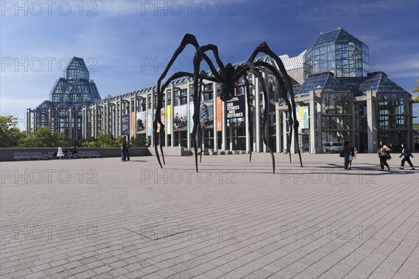 Giant spider statue made by Louise Bourgeois