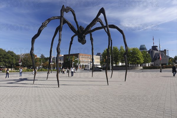 Giant spider statue made by Louise Bourgeois