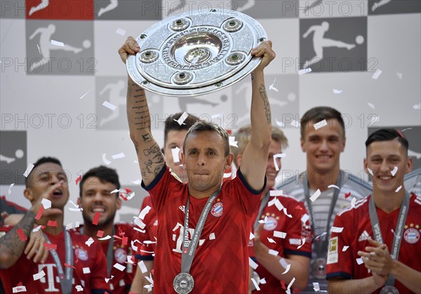 Cheering Rafinha FC Bayern Munich after handing over the championship cup