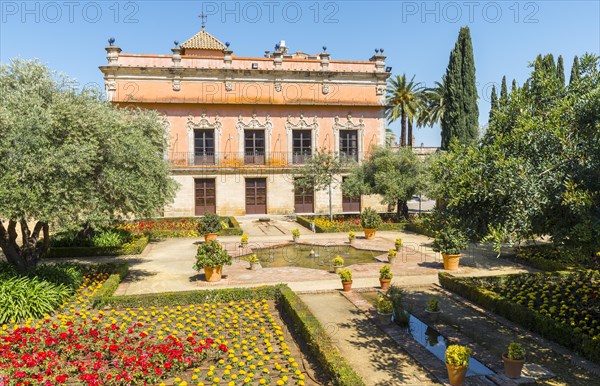 Garden with fountain in front of Baroque castle