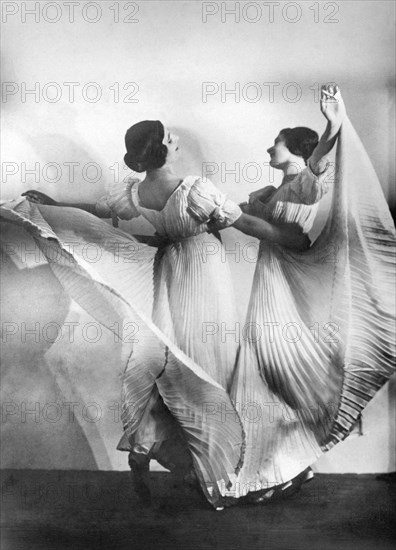 Elsa and Grete Wiesenthal dancing the Faust Waltz