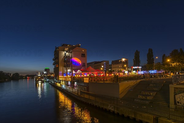 View from the Oberbaum Bridge to a restaurant on the Spree at night