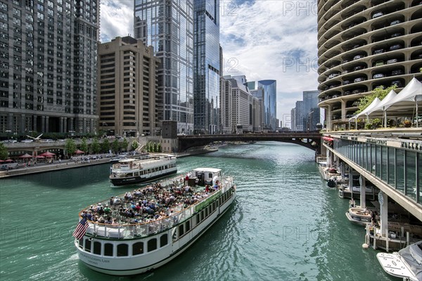View from the Bataan Corregidor Memorial Bridge to the excursion ship ChicagoÂ´s Leading Lady