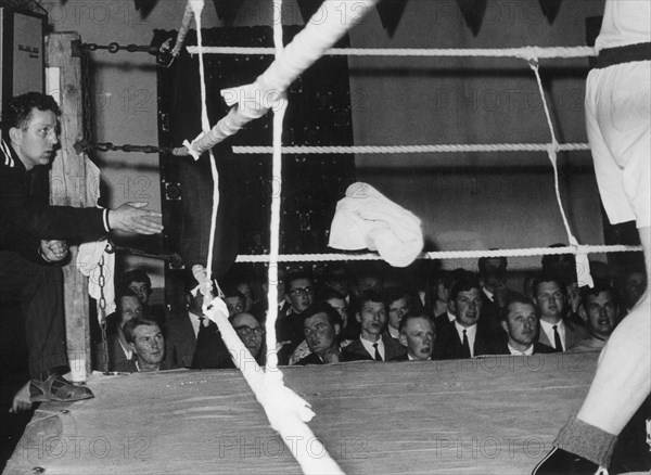 Throwing the towel while boxing