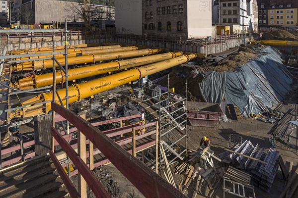 Supporting devices against the collapse of neighbouring houses on a major construction site
