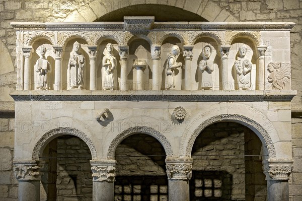 Pulpit with figures in a loggia