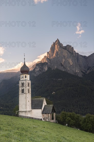 Church St. Valentin vorm Schlern