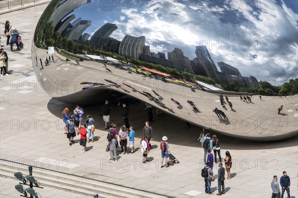 Mirroring sculpture Cloud Gate