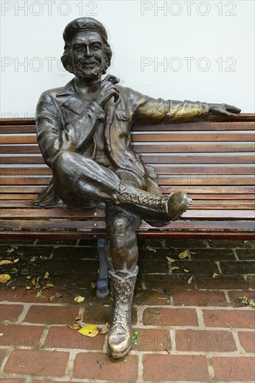 Sculpture of Ernesto Che Guevara sitting on a park bench