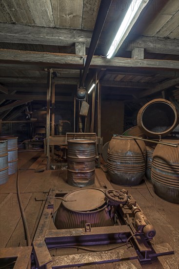 Old barrels with bronze dust and closing device for barrels