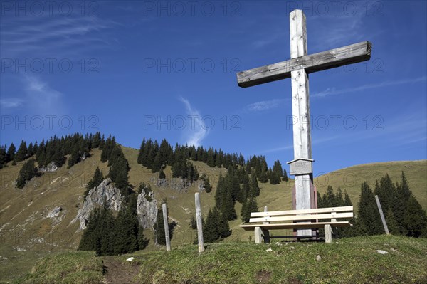 Wooden cross on the hiking trail from Hirschalpe to Spieser