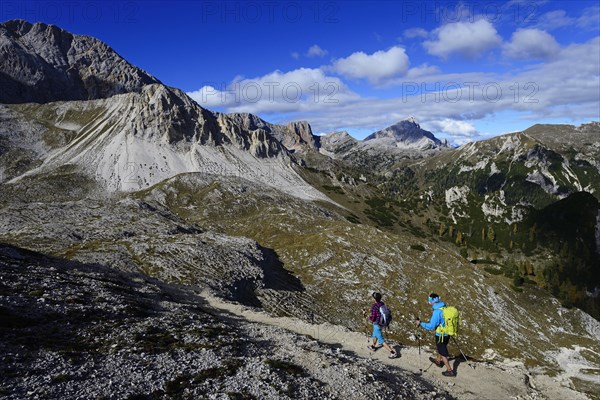 Female hikers in front of the Grosser Rosskopf