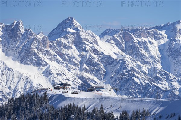 Schonfeldspitze in winter with chairlift at Kleinen Asitz