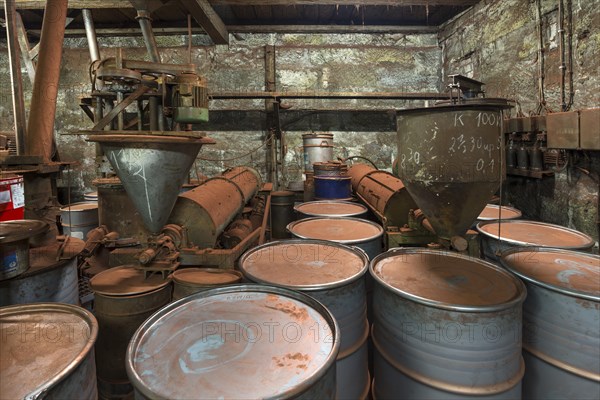 Production room with metal powder grinder