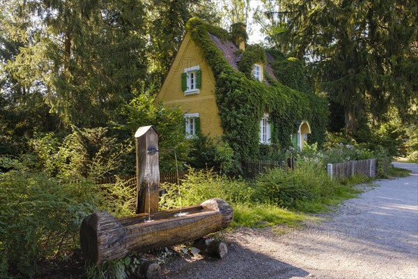 Bertschbrunnen and former lock keeper's house in Isarauen
