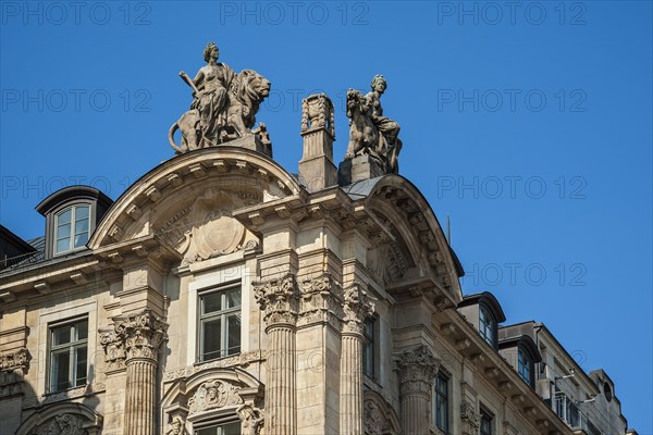 Female figures at the Palais Lenbach