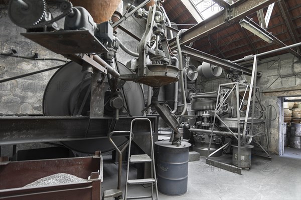 Production room with metal powder grinder