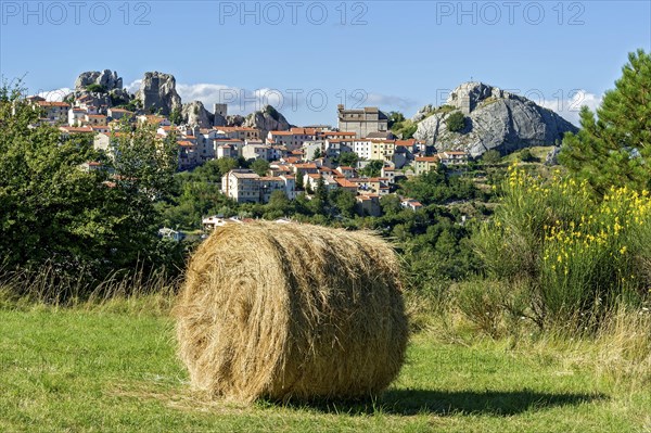 View of mountain village Pietrabbondante on rock Morg Caraceni