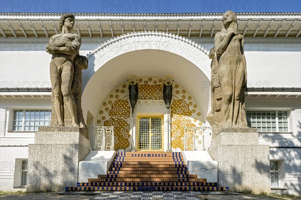 Monumental statues by Ludwig Habich and Rudolf Bosselt at the entrance