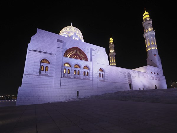 Night view of the Mohammed Al Ameen Mosque with minaret