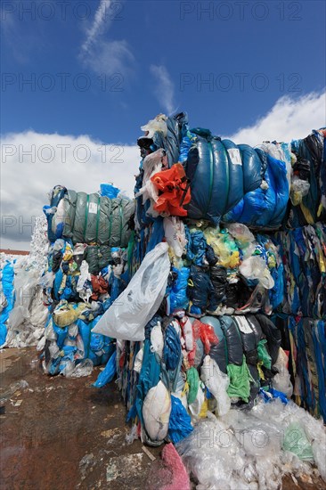 Bales with plastic film for plastic recycling in a recycling plant
