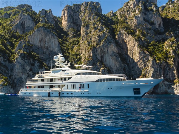 Luxury yacht at Punta della Chiavica
