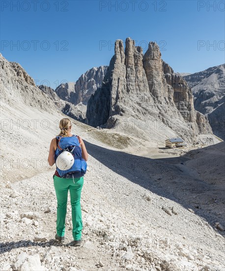 Hiker on the descent from the Santner via ferrata
