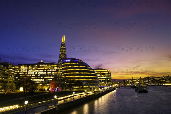 Promenade on the Thames