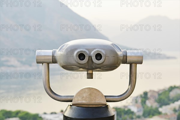 Coin operated binoculars