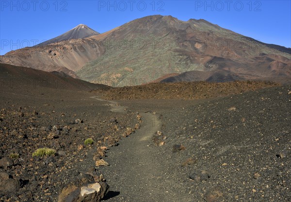 Hiking trail to Pico del Teide and Pico Viejo
