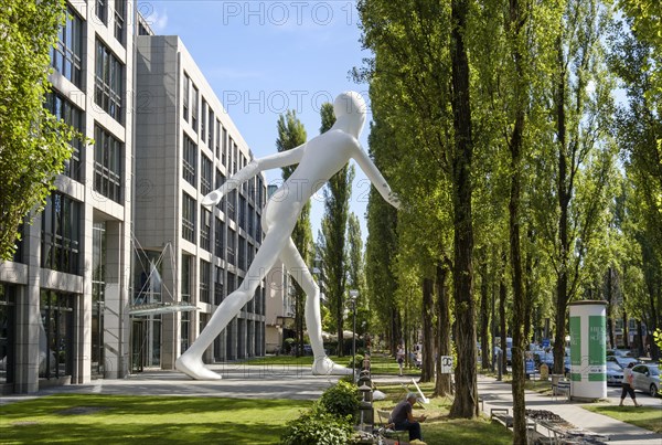 Walking Man sculpture by Jonathan Borofsky in front of insurance company Munich Re