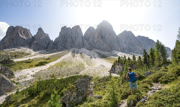 Hikers on the hiking trail to the Geisler Alm