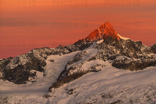 Zinalrothorn with snow