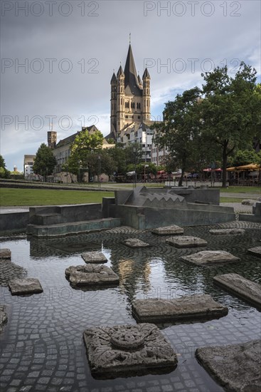 Fountain at the Frankenwerft with the church Gross St. Martin