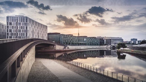 Hugo-Preuss Bridge at the government quarter
