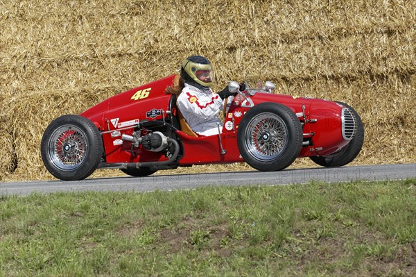 BMW Monopoletta Formula 3 on the circuit